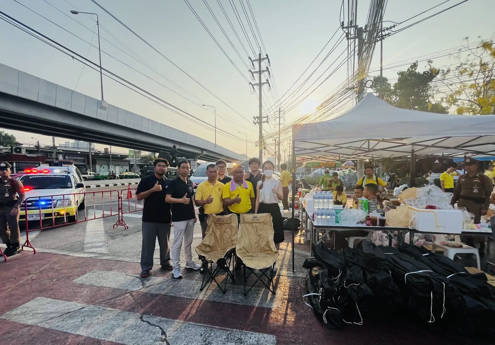 TOPSUN relief distribution by the roadside in Bangkok
